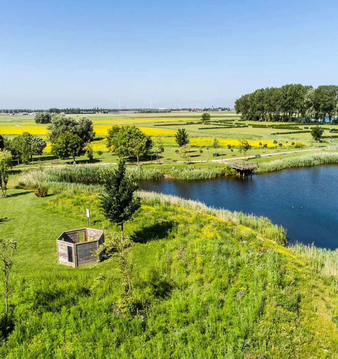 Landbouwgrond, een vijver en een bijenkast voor biomonitoring van bovenaf gezien.
