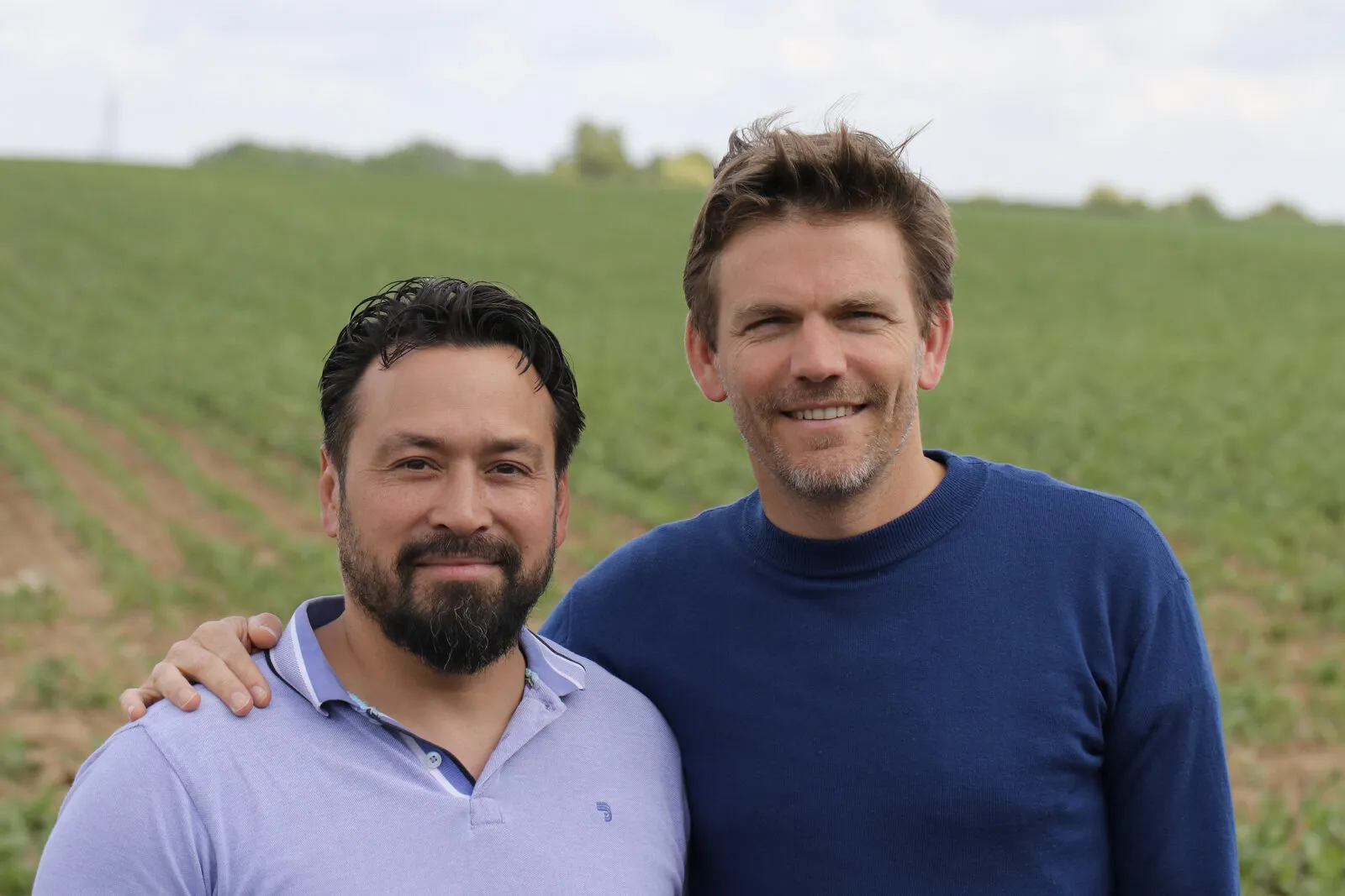 Co-founders Dr Bach Kim Nguyen (left) and Michaël van Cutsem (right) in a field.