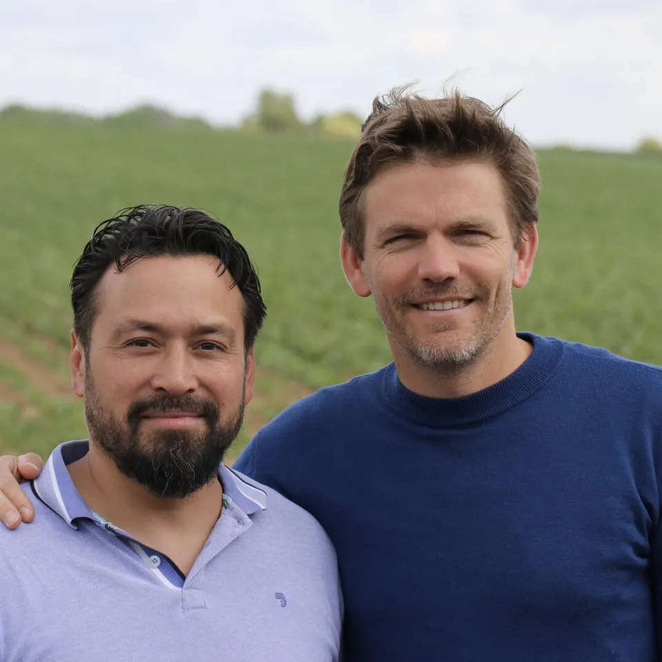 Les cofondateurs, le Dr Bach Kim Nguyen (à gauche) et Michaël van Cutsem (à droite), dans un champ.