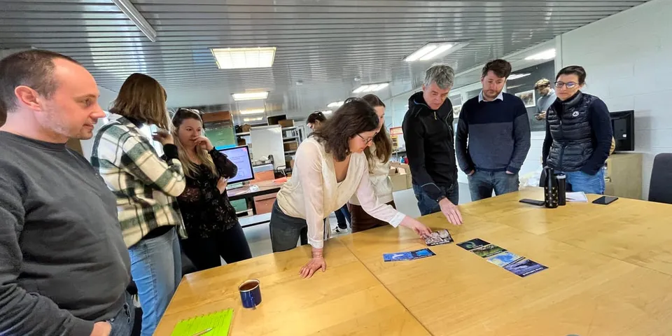 Het team rond een tafel vol kaarten tijdens een Biodiversiteitsfresco.